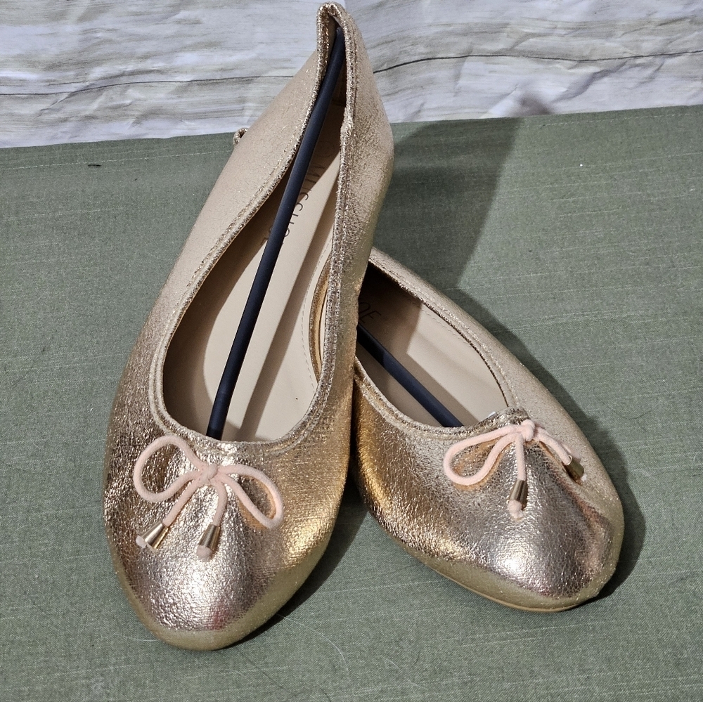 Musshoe Chic Gold Loafers with Bow Accent